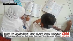 VIDEO: Banjir Tak Kunjung Surut, Siswa Belajar Sambil Tengkurap