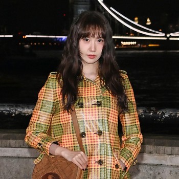 Yoona SNSD sampai Luke Thompson Bergaya Musim Dingin Stylish di Show Burberry
