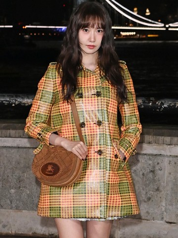 Yoona SNSD sampai Luke Thompson Bergaya Musim Dingin Stylish di Show Burberry