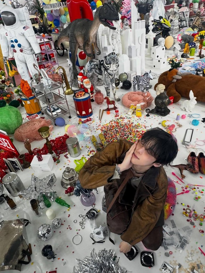 Penampilan Yunho untuk acara fashion ini menuai perhatian dengan gaya rambut semi-curl, makeup yang menonjolkan blush, serta outfit bernuansa earth tone./ Foto: instagram.com/yunou._.u