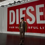 5 Gaya Keren Yunho ATEEZ Saat Menghadiri Diesel Runway Show di Milan Fashion Week