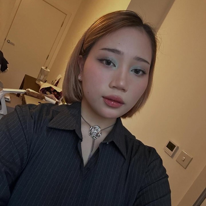 <p>Zara juga sempat membuat konten kegiatannya membuat kreasi bunga untuk diberikan ke sahabatnya di hari Valentine. Dalam unggahan ini, sang Bunda Atalia turut menuliskan komentar. "Ditunggu yang bunga matahari buat mamahhh," tulis Atalia. (Foto: Instagram @camilliazr)</p>