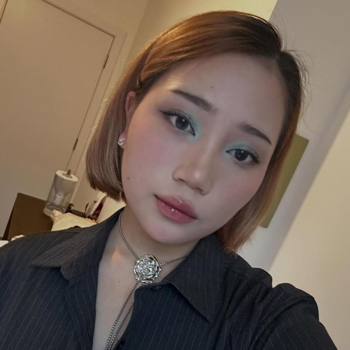 <p>Baru-baru ini, Zara membagikan <em>selfie</em> pertamanya di awal tahun 2026. Dalam potret tersebut, Zara memamerkan gaya rambut barunya yang pendek. "Mengambil <em>selfie</em> karena aku jatuh cinta dengan riasan dan merasa menjadi diriku belakangan ini," tulis perempuan 21 tahun ini. (Foto: Instagram @camilliazr)</p>