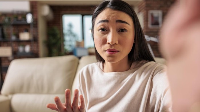 Tanda sikap orang yang diam-diam senang melihatmu kesulitan adalah mereka tidak mau meminta maaf ketika berbuat salah. Mereka akan bersikap seolah-olah mereka tidak melakukan kesalahan apa pun. Bahkan, mereka akan melimpahkan kesalahan tersebut ke orang lain.