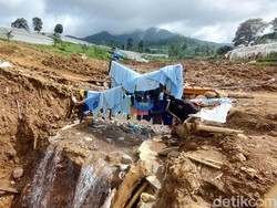Aliran Sungai Kecil Tiba-tiba Muncul di Lokasi Longsor Cisarua
