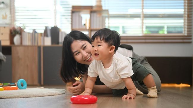 5 Ide Stimulasi Bayi 7 Bulan agar Cepat Merangkak