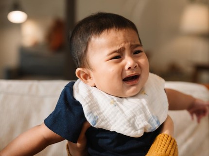 Bayi Jarang Menangis Hanya Merengek, Normalkah? Kenali Penyebab & Cara Mengatasinya