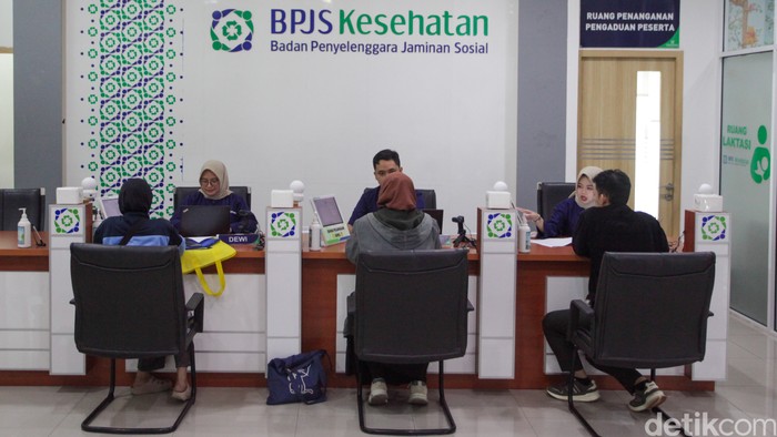 Petugas melayani warga peserta Jaminan Kesehatan Nasional di Kantor BPJS Kesehatan Jakarta Selatan, Kamis (26/2/2026). Pemerintah tengah mengkaji penyesuaian tarif iuran JKN yang direncanakan berlaku tahun ini.