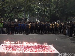 Solidaritas untuk Siswa Tewas di Maluku, Mahasiswa Salat Gaib di Polda Jateng