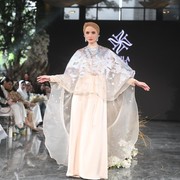 Desainer Indonesia 16 Tahun Luncurkan Koleksi Raya Mewah 