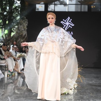 Desainer Indonesia 16 Tahun Luncurkan Koleksi Raya Mewah 