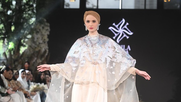 Desainer Indonesia 16 Tahun Luncurkan Koleksi Raya Mewah 