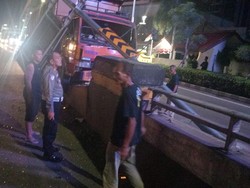 Sopir Mengantuk, Dump Truck Tabrak Pembatas Jalan di Layang Kuningan