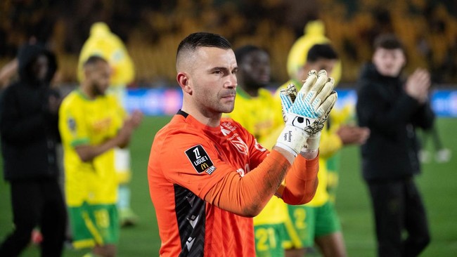 Kiper FC Nantes Anthony Lopes diduga pura-pura cedera untuk membantu rekan setimnya berbuka puasa saat pertandingan melawan Le Havre.
