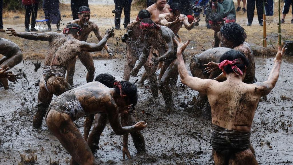 FOTO: Gulat Lumpur Festival Panen di Jepang Berusia 200 Tahun
