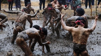 FOTO: Gulat Lumpur Festival Panen di Jepang Berusia 200 Tahun