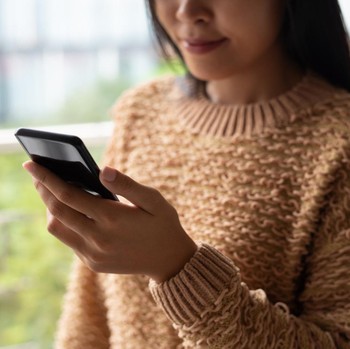 3 Ciri Kepribadian Orang yang Lebih Suka Chatting daripada Panggilan Telepon