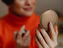 Begini Cara Makeup Dewy Skin yang Bikin Wajah Terlihat Lebih Segar