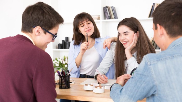 4 Zodiak Ekstrovert yang Paling Mudah Berteman dengan Banyak Orang 