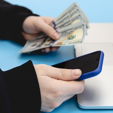 Terpopuler: Aplikasi Penguras Rekening vs Curhat Indy Barends soal Anak Gen Z