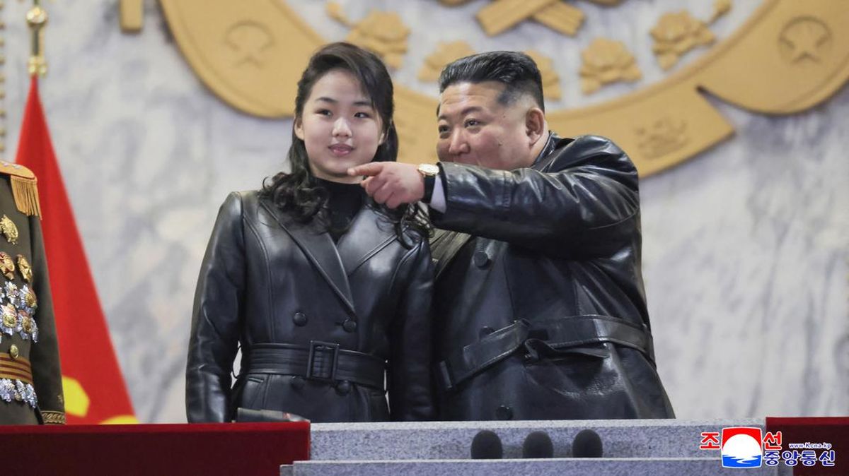 Korut Rilis Foto Putri Kim Jong Un Menembak Senapan