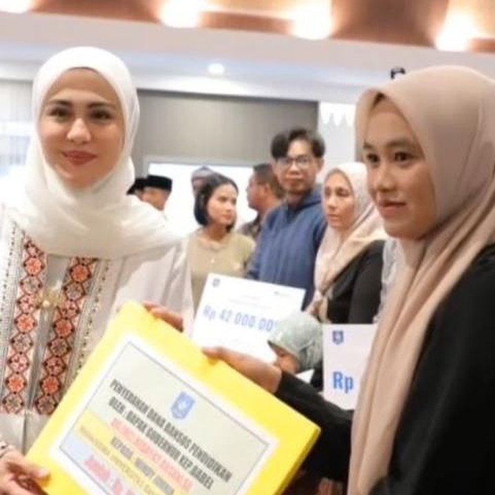 <p>Melalui unggahan di Instagram, Juliana membagikan momen Ramadan-nya yang dihabiskan dengan menghadiri kegiatan Safari Ramadan di Provinsi Bangka Belitung. Dalam acara ini, Juliana juga ikut membantu penyalurkan bantuan sosial alias bansos. (Foto: Instagram @julianamoechtar)</p>