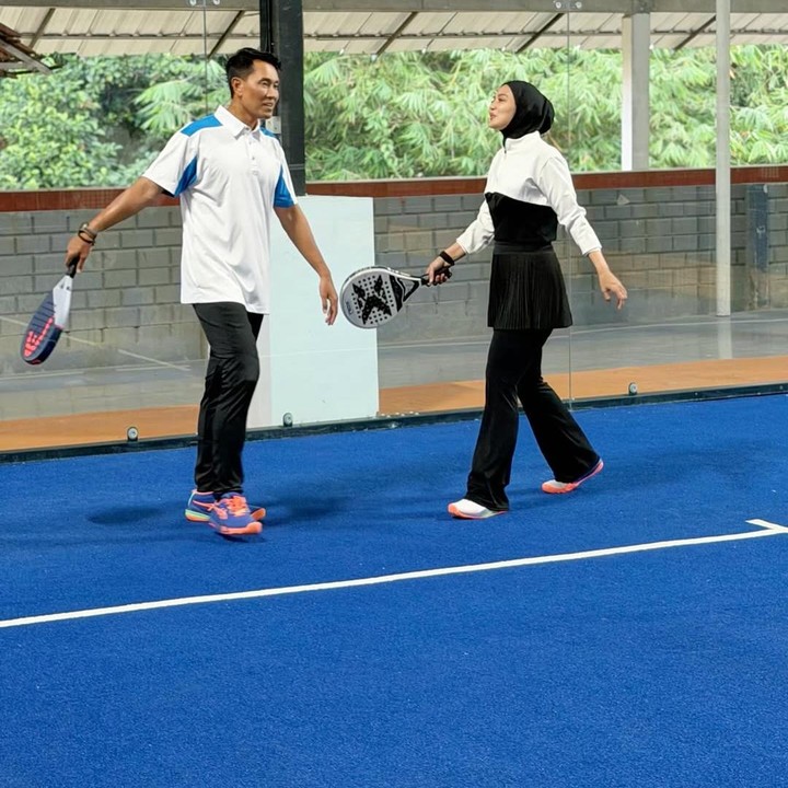 <p>Selain menghadiri acara Ramadan, Juliana menghabiskan bulan Ramadan dengan berbagai aktivitas positif lainnya. Salah satunya adalah olahraga padel bareng suami saat menunggu waktu berbuka puasa. Potretnya saat main padel dibagikan di media sosial. "Nunggu berbuka Perdana cobaiiiin padel di Bangka, akhirnya ada lapangan jg disini," tulisnya dalam unggahan. (Foto: Instagram @julianamoechtar)</p>