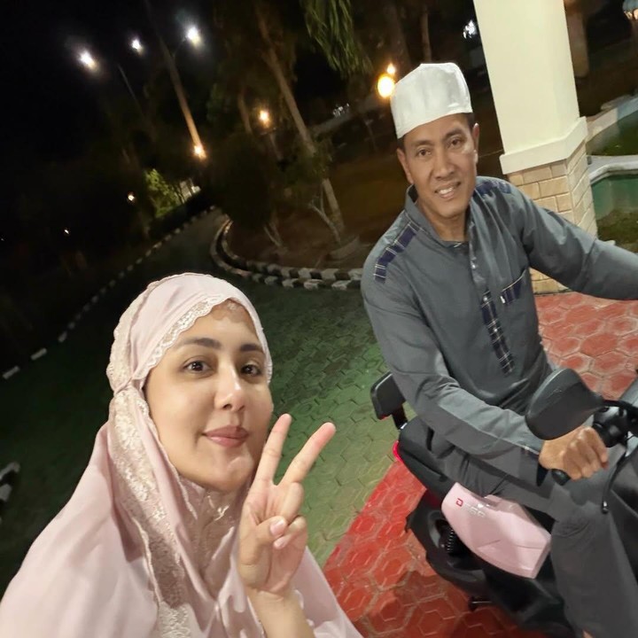 <p>Di bulan Ramadan ini, Juliana dan sang suami juga tak lupa untuk fokus beribadah. Dalam satu postingan, Julianan membagian momen saat suaminya membaca Al-Qur'an. Menurut perempuan 36 tahun ini, sang suami sudah tiga kali khatam Al-Qur'an dalam satu bulan. "Bulan Ramadhan gini bikin Rindu umrah bareng, bulan istimewa bln suci utk memperbanyak ibadah, semanggattt yaaa untuk semuanya, semangat ngejar yang lagi mau khatam alquran, semangat untuk salat taraweh dan semangat untuk mencari pahala di bulan suci ini. Kalau doi 1 bulan 3 x khatam, kalau saya 1 x aja semoga berhasil. <em>Aminnnn</em>," ungkapnya. (Foto: Instagram @julianamoechtar)</p>