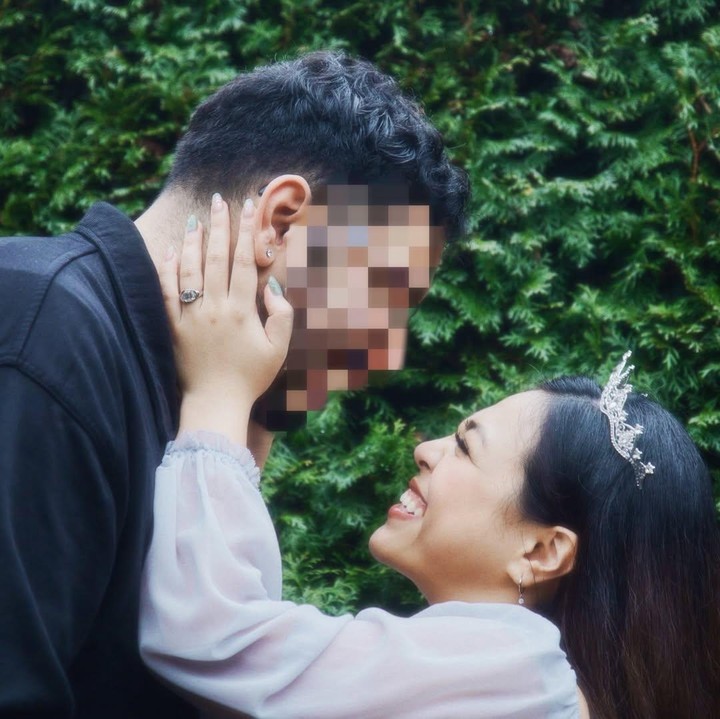 <p>Namun, Sean tampaknya ingin menjaga privasi sang kekasih dengan merahasiakan wajahnya. Meski begitu, Sean yang tampil mengenakan mahkota dan <em>dress</em> terlihat tak bisa menyembunyikan perasaan bahagianya.&nbsp;(Foto: Instagram @kamasean)</p>