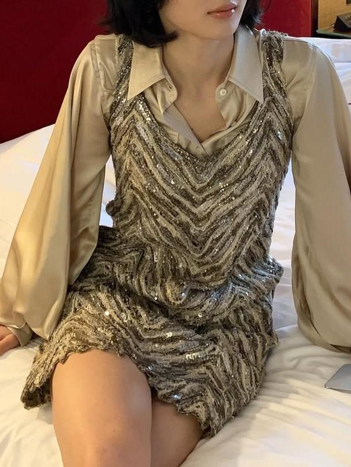 Dalam gaya kali ini, Kim Yoo Jung terlihat mengenakan kemeja silk sebagai inner dan embroidery mini dress dari Brunello Cucinelli./ Foto: instagram.com/you_r_love