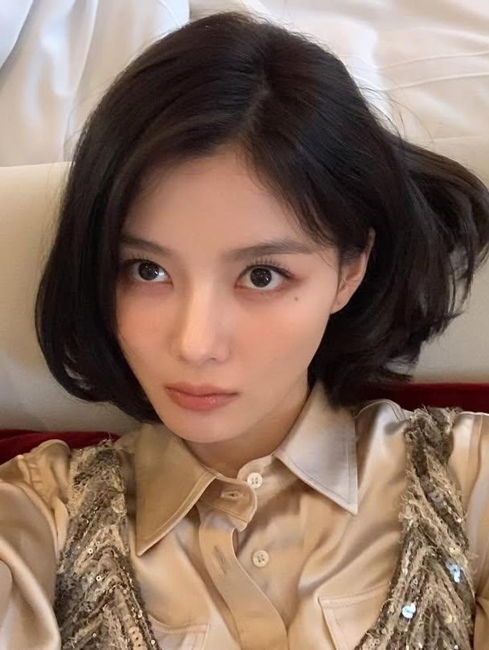 Dalam unggahan tersebut, Kim Yoo Jung tampil cantik dan anggun dengan gaya rambut bob pendek serta riasan mata soft-smokey./ Foto: instagram.com/you_r_love