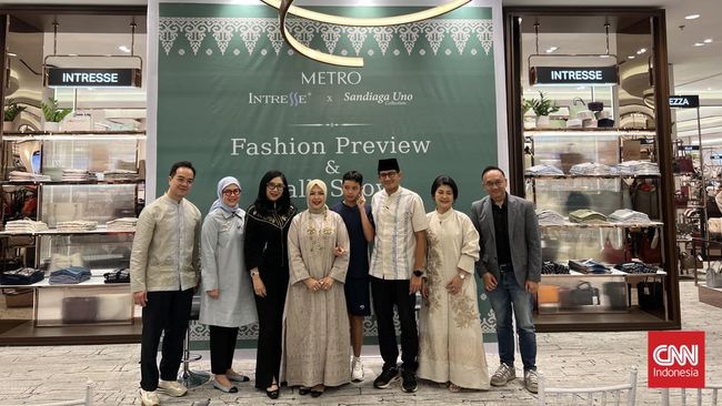 Intresse berkolaborasi dengan Sandiaga Uno meluncurkan koleksi terbarunya di Metro Department Store, Pondok Indah Mall, Kamis (26/2).