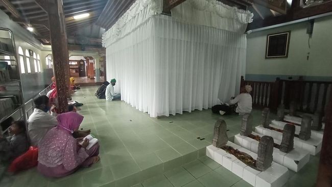 Makam Sunan Muria, ini merupakan salah satu bukti arkeologis dari masa awal perkembangan Islam khususnya di Kudus, Jawa Tengah, dan sekitarnya.