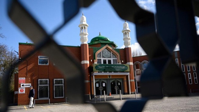 Polisi Manchester, Inggris, menangkap seorang pria yang diduga membawa senjata tajam ke Manchester Central Mosque, Selasa (24/2).