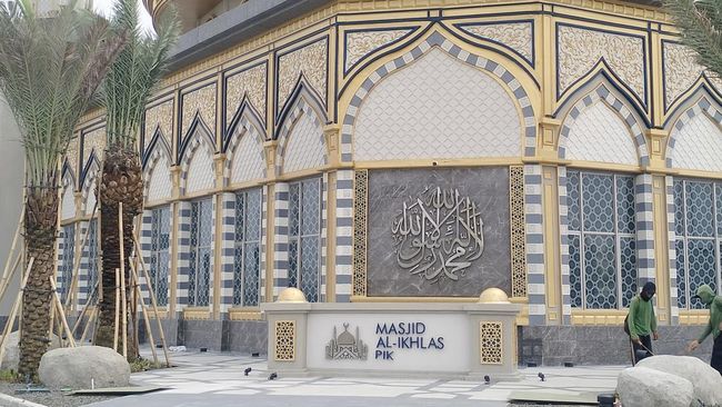Pantai Indah Kapuk (PIK) memiliki masjid yang sempat viral karena arsitekturnya yang terlihat seperti masjid di era Ottoman Turki, yakni Masjid Al Ikhlas.