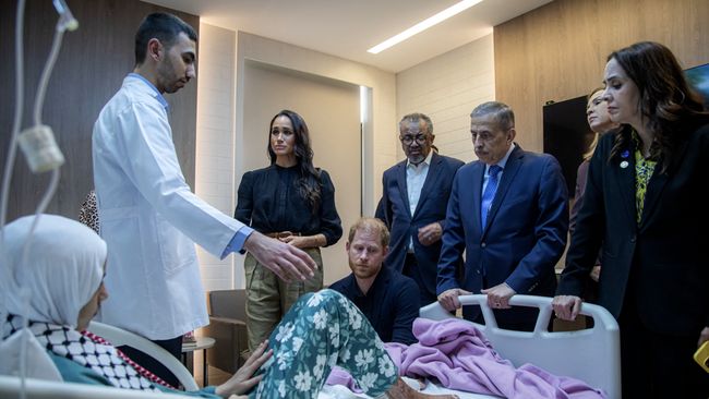 Pangeran Harry dan Meghan Markle secara kejutan membesuk seorang remaja perempuan Gaza yang dirawat di sebuah rumah sakit di Amman, Yordania, pada Rabu (25/2).