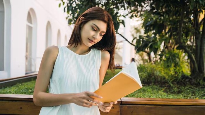 Menghargai waktu sendiri merupakan ciri perempuan dengan kecerdasan emosional tinggi karena ia tahu kapan harus terhubung dan kapan perlu jeda. Perempuan cerdas memahami bahwa refleksi diri penting untuk menjaga keseimbangan emosi.