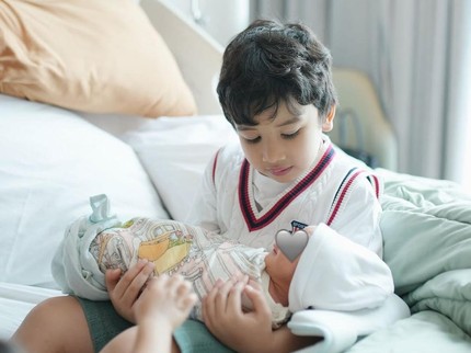 Momen Anak Artis Pertama Kali Ketemu Adiknya yang Baru Lahir, Bikin Haru