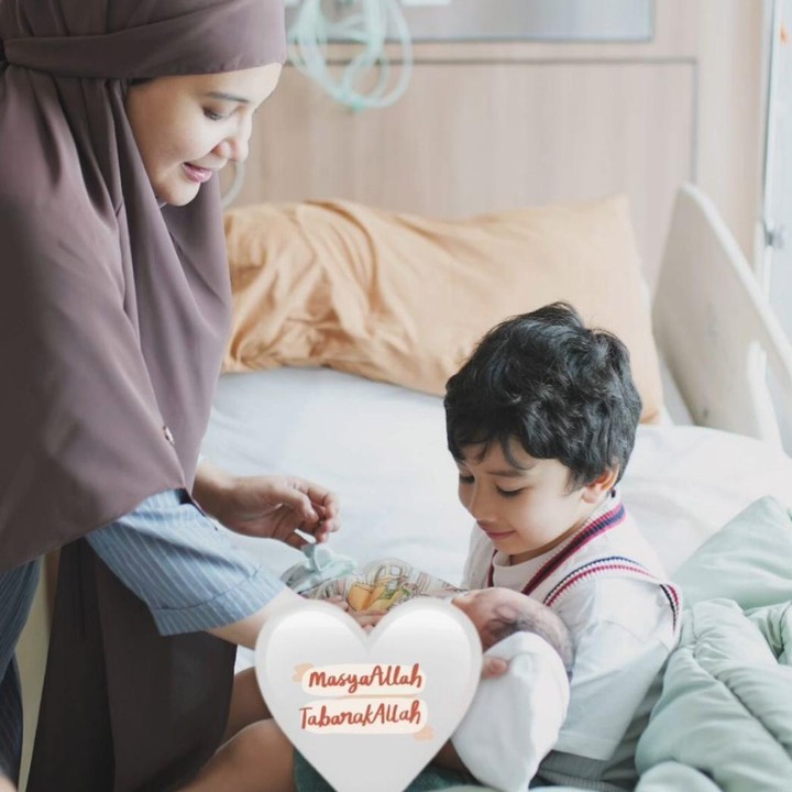 <p>Artis Zaskia Sungkar kini tengah berbahagia menyambut kelahiran anak keduanya di bulan Ramadhan yang berjenis kelamin laki-laki. Momen bahagia ini pun turut dirasakan oleh putra sulungnya, Ukkasya Muhammad Syahki atau yang akrab disapa Ukkasya. (Foto: Instagram @zaskiasungkar15)</p>