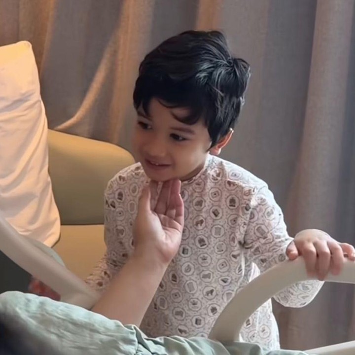 <p>Melalui unggahan di Instagram, sebelum bertemu sang adik yang diberi nama Urwah Muhammad Syahkhi, Ukkasya terlihat sangat antusias. Ia bahkan berulang kali menanyakan keberadaan <em>Baby</em> Urwah. "Kakak Ukkasya sudah tidak sabar. MasyaAllah Tabarakallah," ungkap Zaskia lewat <em>caption</em> di Instagram-nya. (Foto: Instagram @zaskiasungkar15)</p>