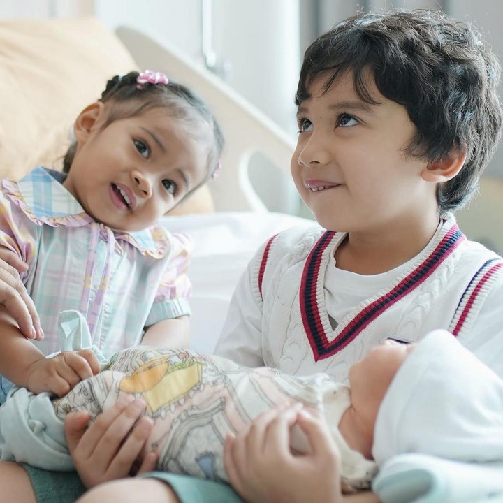 <p>Enggak cuma Ukkasya, adiknya, Humaira, juga tampak bahagia bisa bertemu <em>Baby</em> Urwah untuk pertama kalinya. Melihat dari foto yang beredar, terlihat jelas kalau Ukkasya dan Humaira sudah lama menantikan kehadiran sang adik ya, Bunda. (Foto: Instagram @zaskiasungkar15)</p>