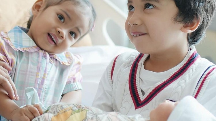 Momen Ukkasya Anak Zaskia Sungkar Gendong Sang Adik yang Baru Lahir