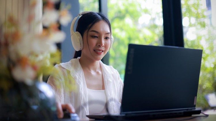 Orang Pakai Headphones