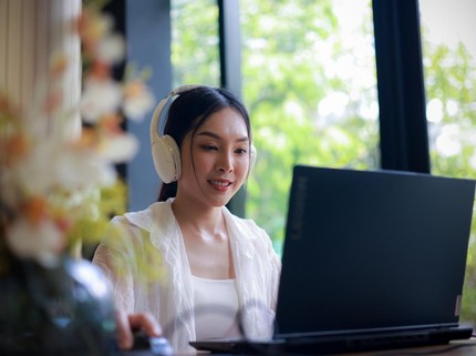 Orang yang Pakai Headphone di Tempat Kerja Disebut Anti Sosial, Benarkah?