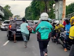 Pengemudi Mobil Lawan Arah Tabrak-tabrak di Jakpus Bawa Pistol Mainan-Golok