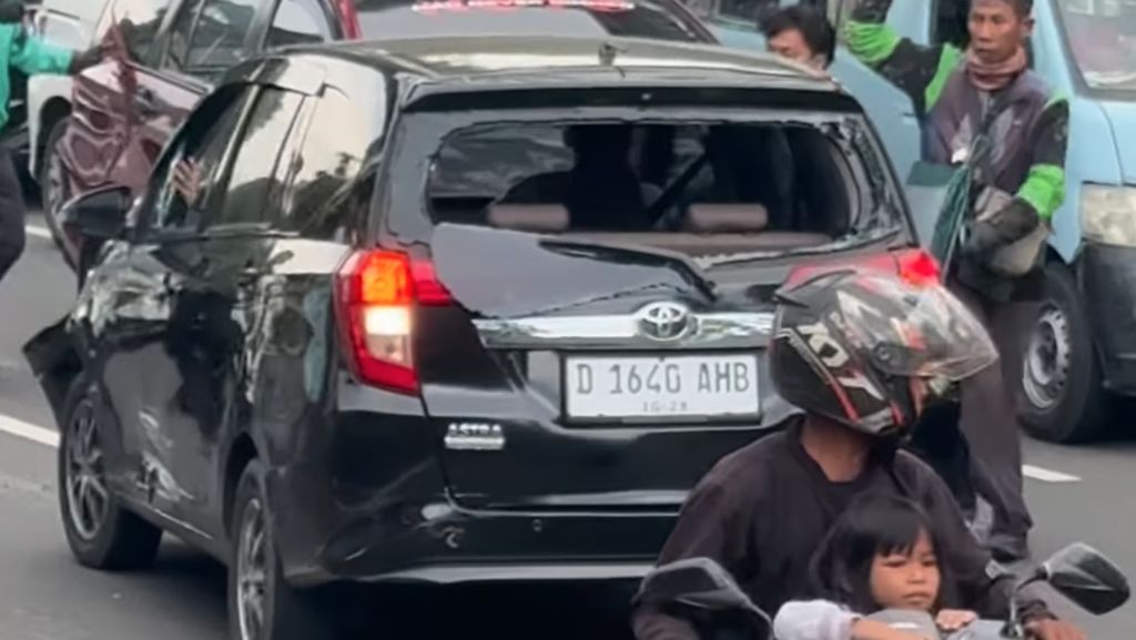 Viral Mobil Pelat Nomor Palsu Ugal-ugalan Lawan Arah, Sanksinya Apa?