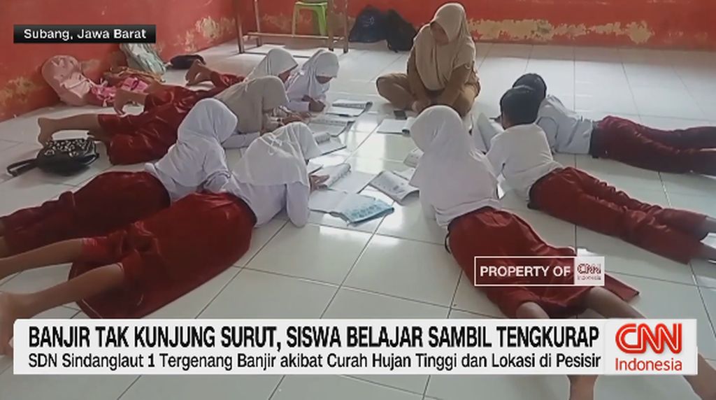 VIDEO; Sekolah Terendam Banjir, Siswa SD di Subang Belajar Lesehan