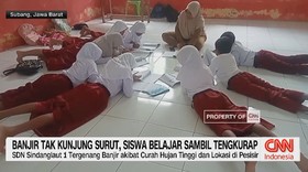 VIDEO; Sekolah Terendam Banjir, Siswa SD di Subang Belajar Lesehan