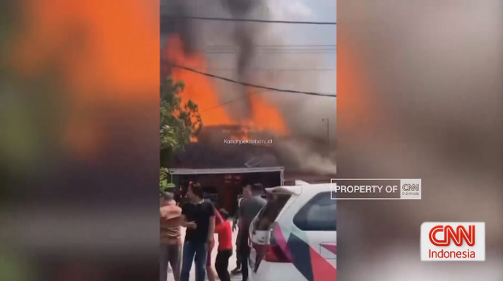 VIDEO: Rumah Dinas di Kompleks Asrama Polisi Ludes Terbakar