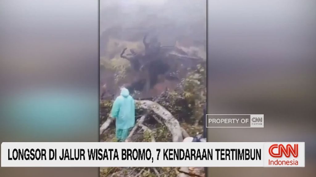 VIDEO: Longsor di Jalur Wisata Bromo, 7 Kendaraan Tertimbun